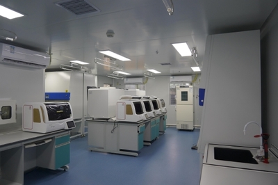 防疫有力度，服務有溫度 ?？诿捞m機場涉疫區旅客服務區與實驗室設備全面升級啟用